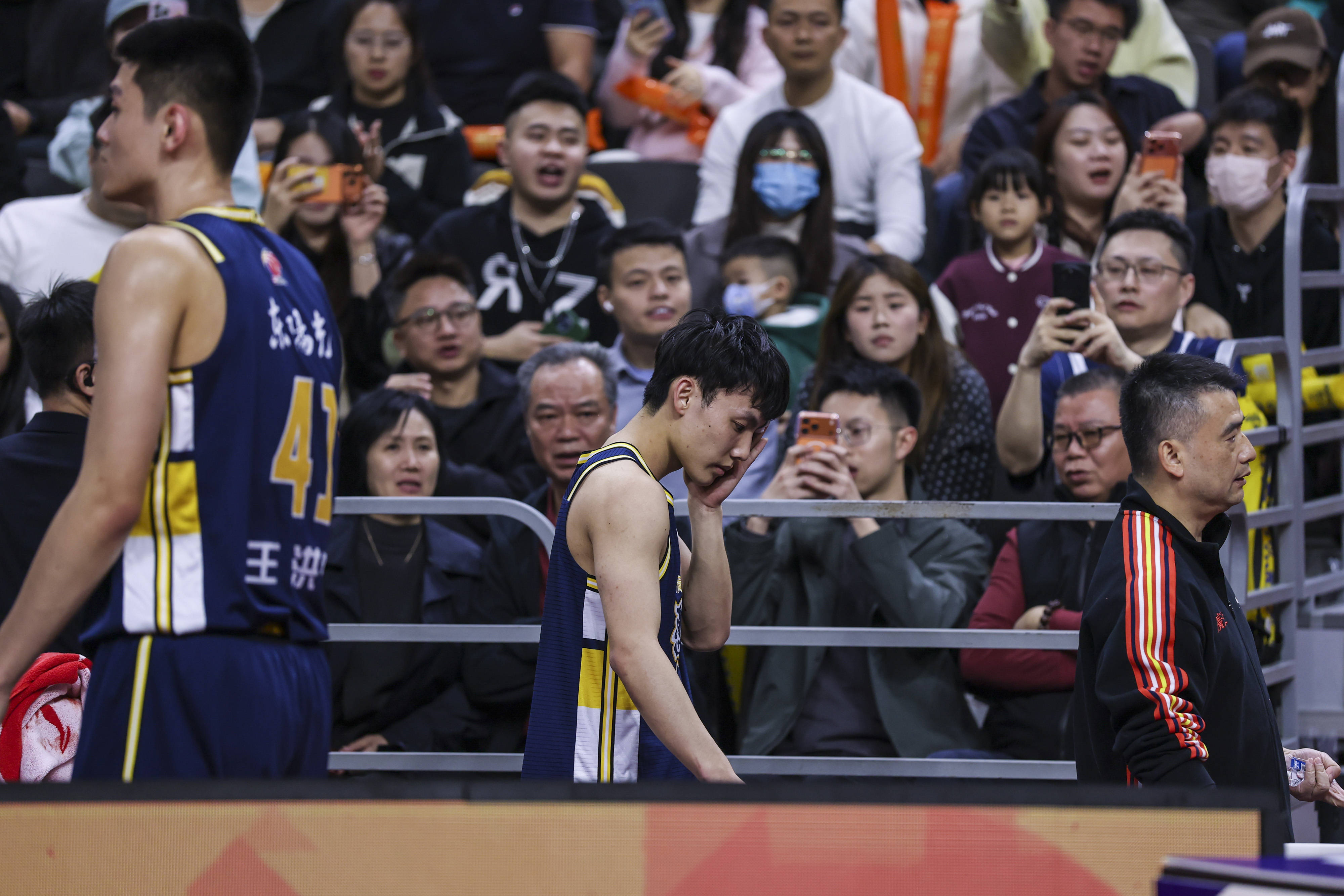 九游体育下载-今晨CBA季后赛焦点战，上海申花篮板制胜，态度坚定，年轻球员得到机会的简单介绍