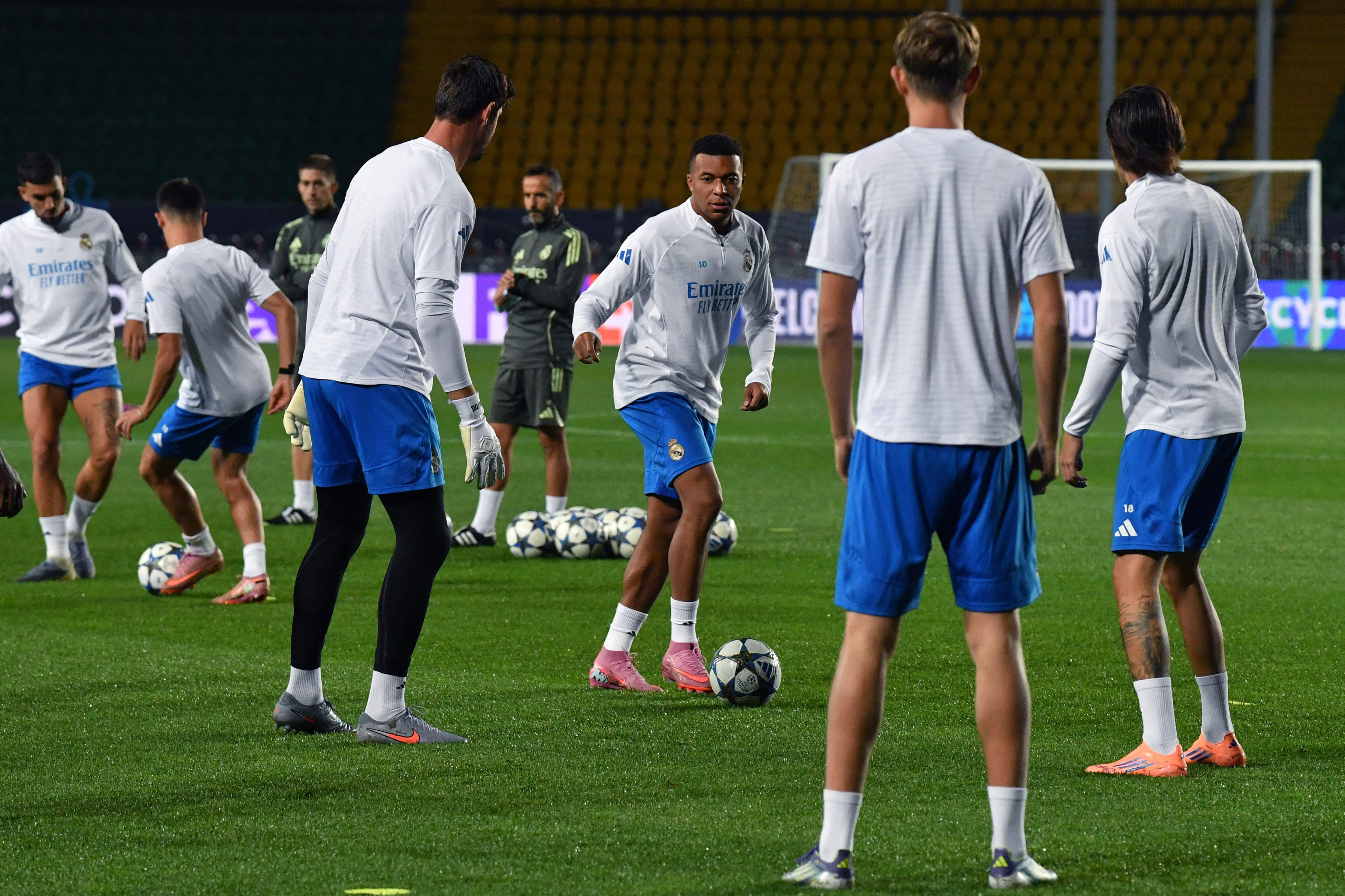 九游体育下载-包含赛前体能课后，瓦伦西亚外线爆发备战葡超，压力陡增，身体对抗强度拉满的词条